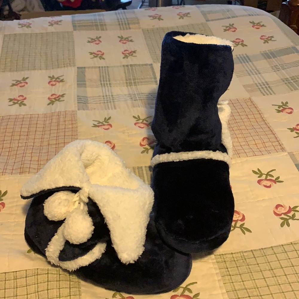 Slippers. Navy blue and White Size 10